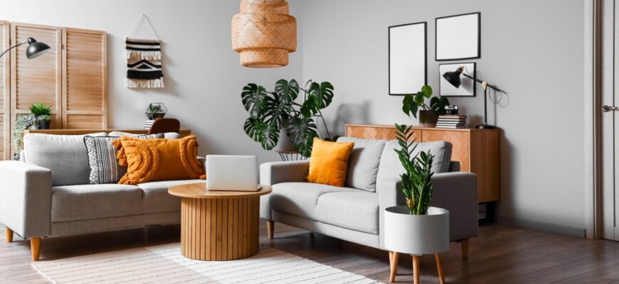 Interior,Of,Living,Room,With,Green,Houseplants,And,Sofas